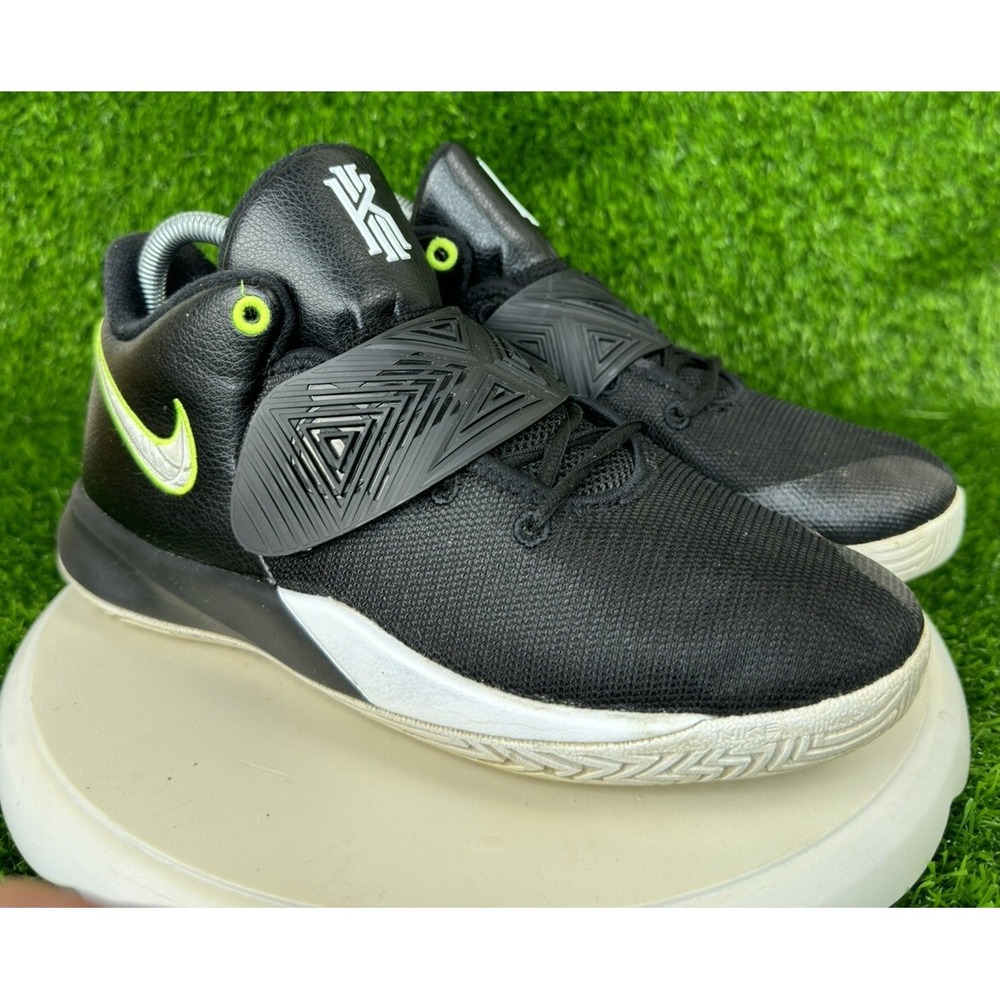 Nike Boys Kyrie Flytrap III Sneaker Athletic Shoes Black Basketball Swoosh 7Y